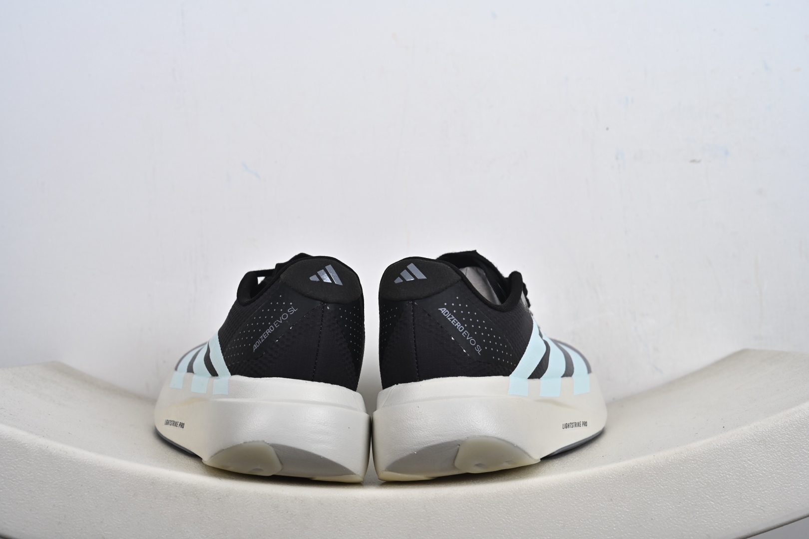 本地💰160支持放店
AD Adizero EVO SL 二代 马拉松竞速专业跑鞋 JR2029、
针织网面非常轻薄 纤维间的缝隙很大 可以保证跑步时的透气、排汗效果 鞋舌直接与两侧的内衬和鞋底连接在一起 在跑步过程中不会被鞋舌的左右移动所困扰 在标准鞋带孔的基础上再拓宽一组鞋带孔 适合不同脚型的需求 突破性 EnergyRods 技术,有助于跑者实现更好的成绩 中底独特的LIGHTSTRIKE PRO泡棉材质 微弹感觉在跑步过程中给予了良好的支撑体验 对于顶级精英和高水平进阶跑者来说 ADIOS PRO是一双值得信赖的竞速比赛用鞋
SIZE:36 36.5 37.5 38 38.5 39 40 40.5 41 42 42.5 43 44 44.5 45-M1-E3