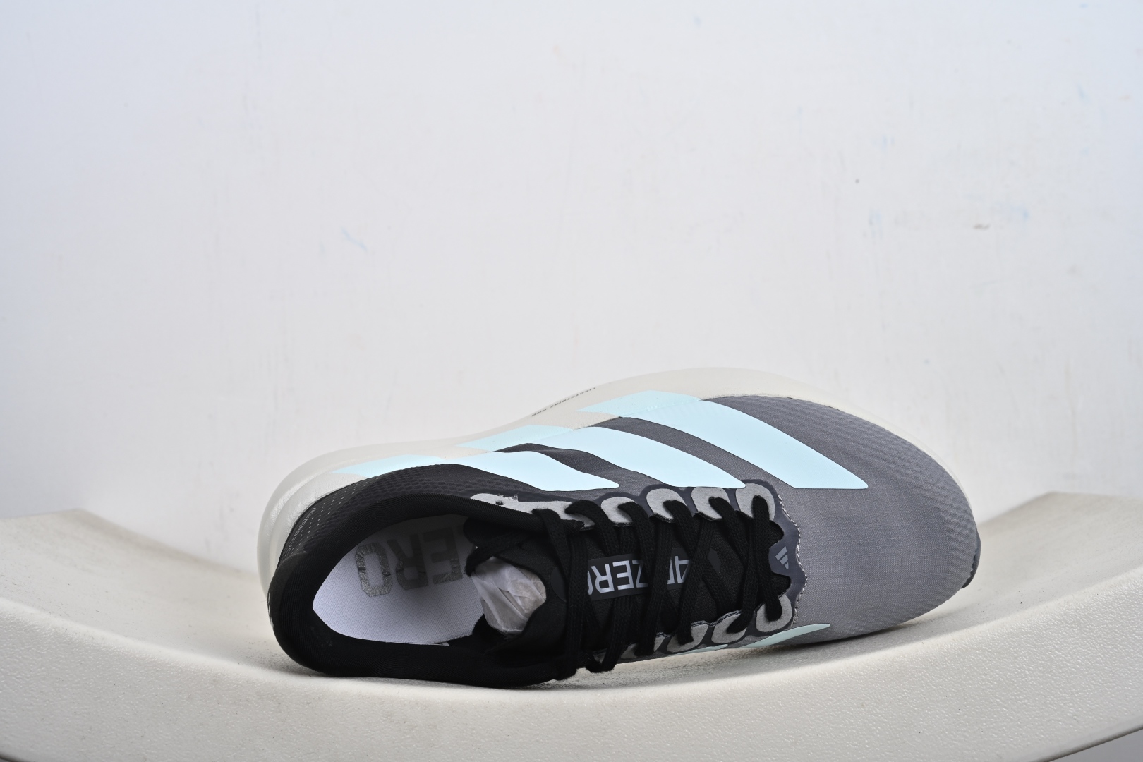 本地💰160支持放店
AD Adizero EVO SL 二代 马拉松竞速专业跑鞋 JR2029、
针织网面非常轻薄 纤维间的缝隙很大 可以保证跑步时的透气、排汗效果 鞋舌直接与两侧的内衬和鞋底连接在一起 在跑步过程中不会被鞋舌的左右移动所困扰 在标准鞋带孔的基础上再拓宽一组鞋带孔 适合不同脚型的需求 突破性 EnergyRods 技术,有助于跑者实现更好的成绩 中底独特的LIGHTSTRIKE PRO泡棉材质 微弹感觉在跑步过程中给予了良好的支撑体验 对于顶级精英和高水平进阶跑者来说 ADIOS PRO是一双值得信赖的竞速比赛用鞋
SIZE:36 36.5 37.5 38 38.5 39 40 40.5 41 42 42.5 43 44 44.5 45-M1-E3