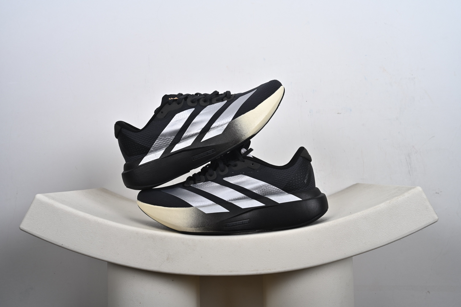 本地💰160支持放店
AD Adizero EVO SL 二代 马拉松竞速专业跑鞋 JR2029、KH8289、
针织网面非常轻薄 纤维间的缝隙很大 可以保证跑步时的透气、排汗效果 鞋舌直接与两侧的内衬和鞋底连接在一起 在跑步过程中不会被鞋舌的左右移动所困扰 在标准鞋带孔的基础上再拓宽一组鞋带孔 适合不同脚型的需求 突破性 EnergyRods 技术，有助于跑者实现更好的成绩 中底独特的LIGHTSTRIKE PRO泡棉材质 微弹感觉在跑步过程中给予了良好的支撑体验 对于顶级精英和高水平进阶跑者来说 ADIOS PRO是一双值得信赖的竞速比赛用鞋 
SIZE：36 36.5 37.5 38 38.5 39 40 40.5 41 42 42.5 43 44 44.5 45-M1-E3