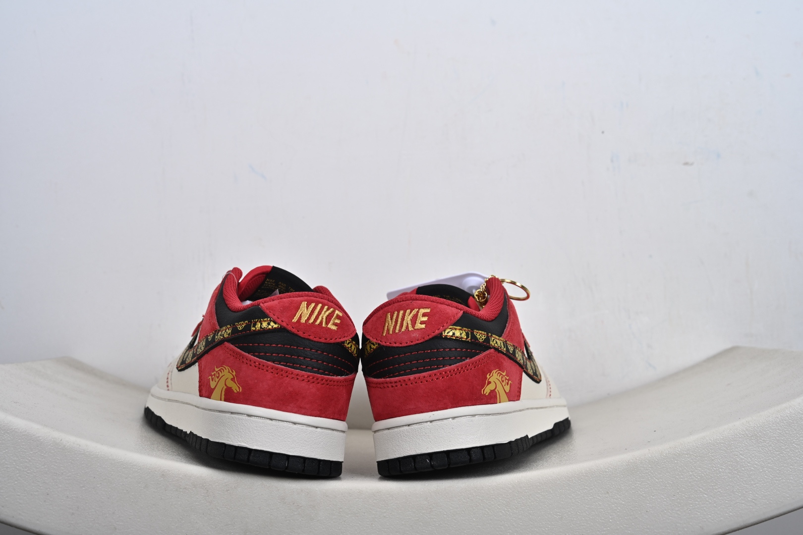 Nike Dunk Low Retro ‘马年限定’低帮休闲运动板鞋 DS6608-024 Nike Dunk Low Retro ‘马年限定’低帮休闲运动板鞋 DS6608-024