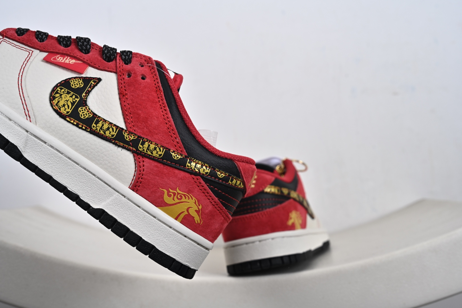 Nike Dunk Low Retro ‘马年限定’低帮休闲运动板鞋 DS6608-024 Nike Dunk Low Retro ‘马年限定’低帮休闲运动板鞋 DS6608-024