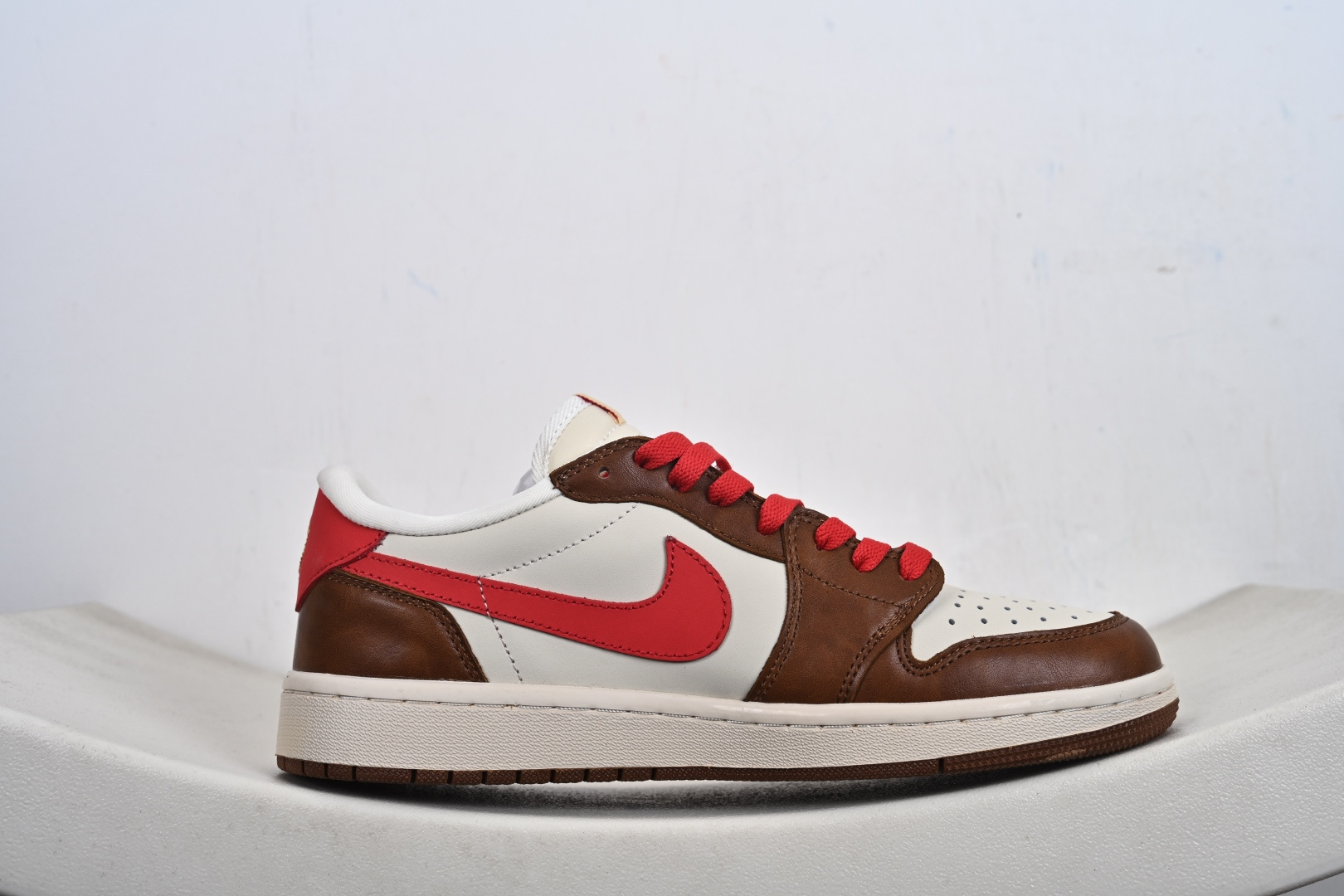 高端定制 Travis Scott x Jordan 1 Low “马年限定-白棕红” 倒勾低帮休闲版本 YF9511-500 高端定制 Travis Scott x Jordan 1 Low “马年限定-白棕红” 倒勾低帮休闲版本 YF9511-500