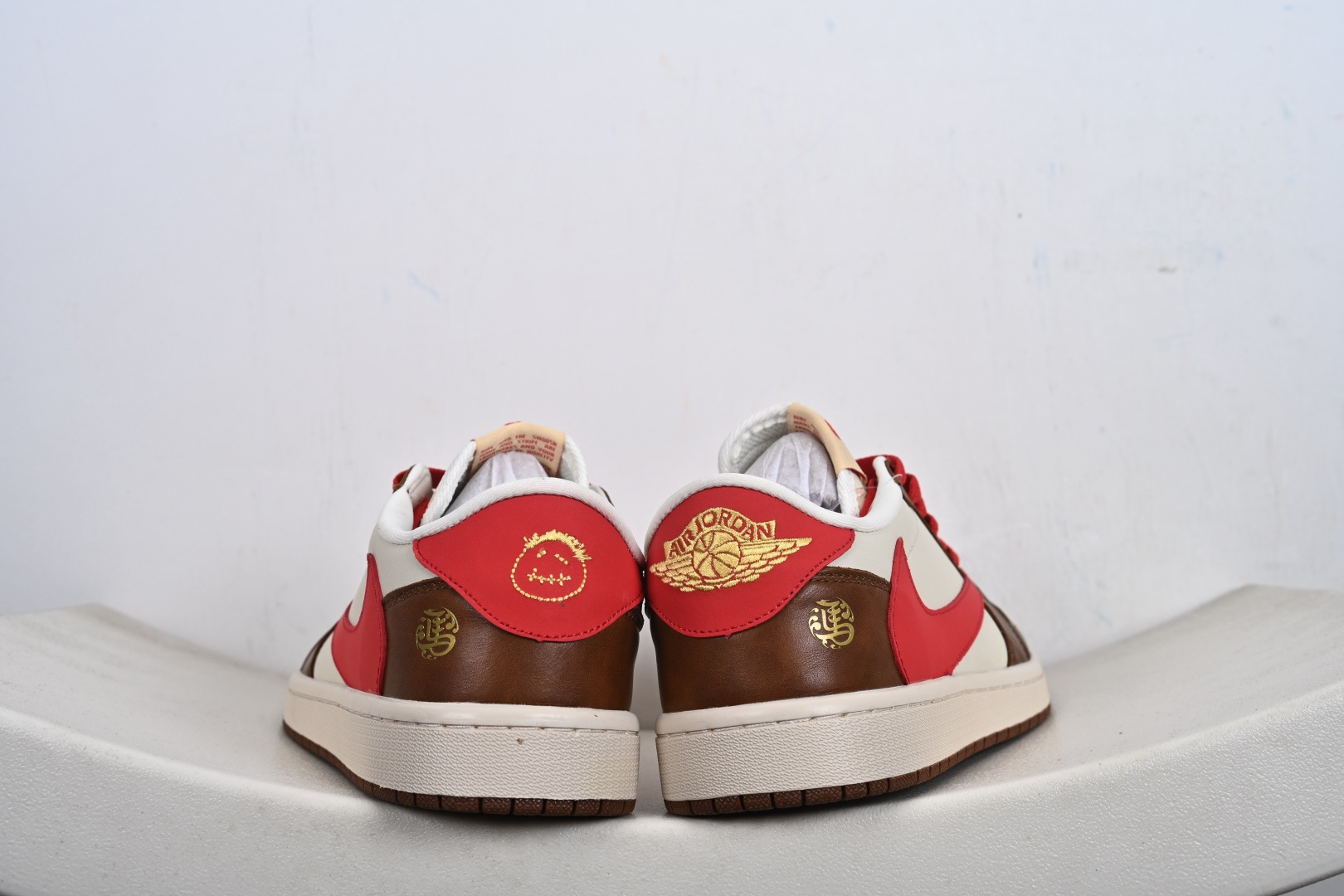 高端定制 Travis Scott x Jordan 1 Low “马年限定-白棕红” 倒勾低帮休闲版本 YF9511-500 高端定制 Travis Scott x Jordan 1 Low “马年限定-白棕红” 倒勾低帮休闲版本 YF9511-500