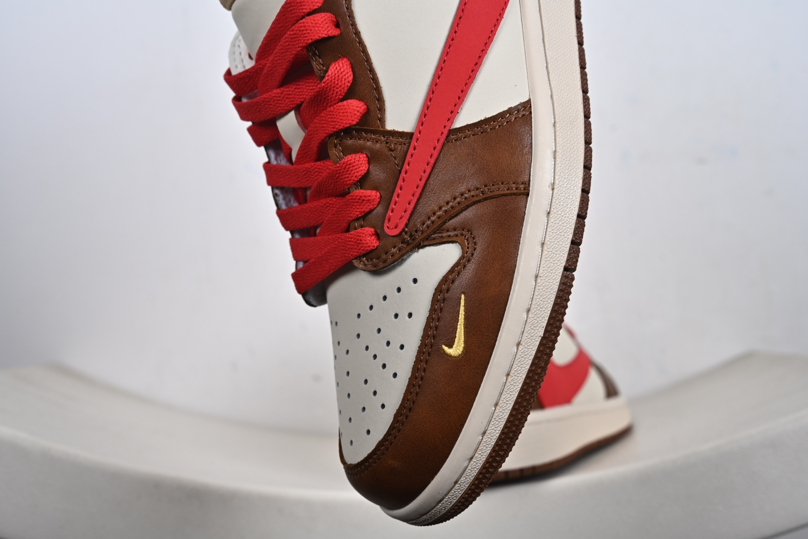 高端定制 Travis Scott x Jordan 1 Low “马年限定-白棕红” 倒勾低帮休闲版本 YF9511-500 高端定制 Travis Scott x Jordan 1 Low “马年限定-白棕红” 倒勾低帮休闲版本 YF9511-500