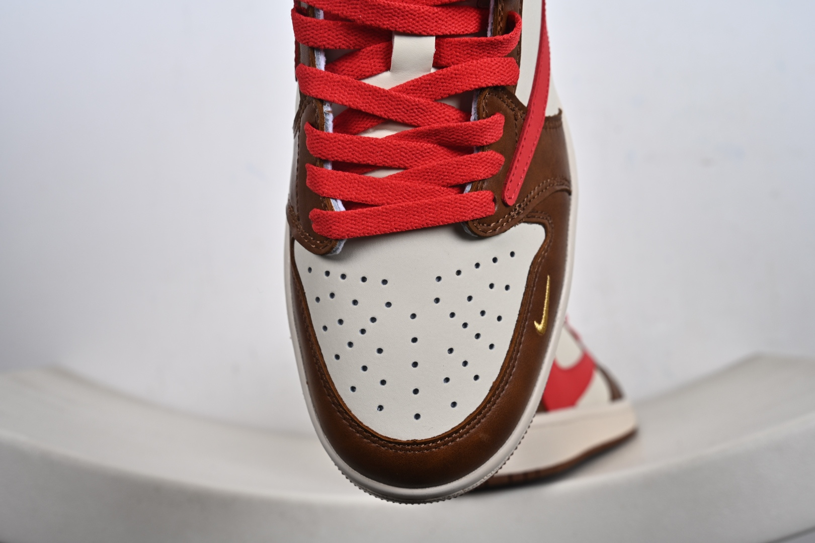高端定制 Travis Scott x Jordan 1 Low “马年限定-白棕红” 倒勾低帮休闲版本 YF9511-500 高端定制 Travis Scott x Jordan 1 Low “马年限定-白棕红” 倒勾低帮休闲版本 YF9511-500