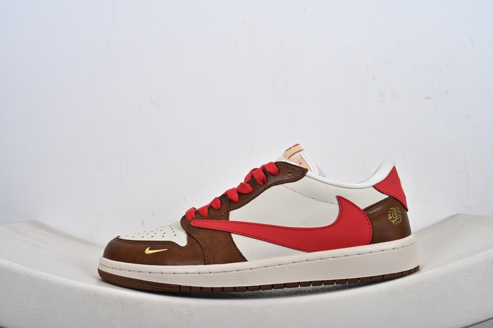 高端定制 Travis Scott x Jordan 1 Low “马年限定-白棕红” 倒勾低帮休闲版本 YF9511-500 高端定制 Travis Scott x Jordan 1 Low “马年限定-白棕红” 倒勾低帮休闲版本 YF9511-500