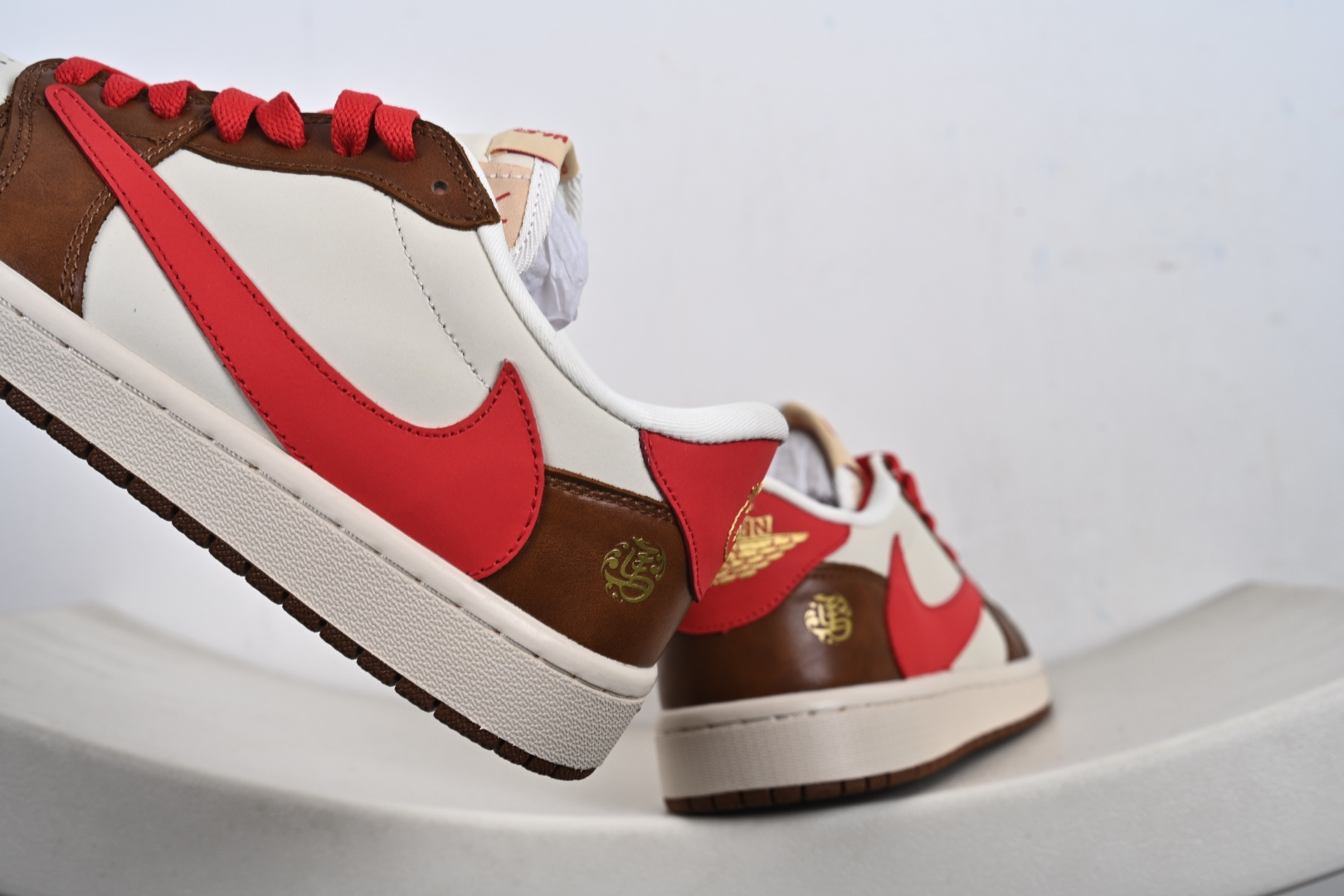 高端定制 Travis Scott x Jordan 1 Low “马年限定-白棕红” 倒勾低帮休闲版本 YF9511-500 高端定制 Travis Scott x Jordan 1 Low “马年限定-白棕红” 倒勾低帮休闲版本 YF9511-500
