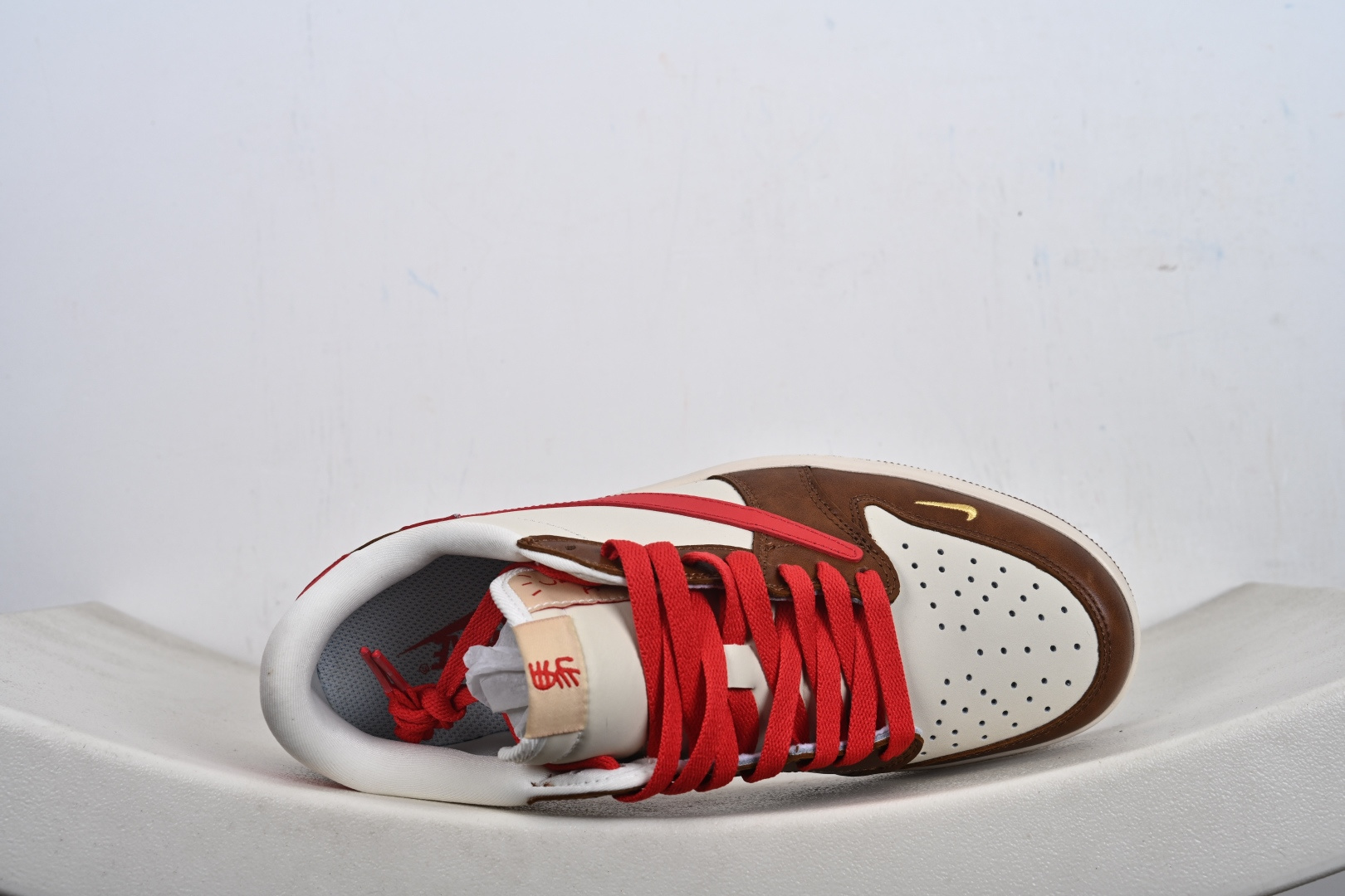 高端定制 Travis Scott x Jordan 1 Low “马年限定-白棕红” 倒勾低帮休闲版本 YF9511-500 高端定制 Travis Scott x Jordan 1 Low “马年限定-白棕红” 倒勾低帮休闲版本 YF9511-500