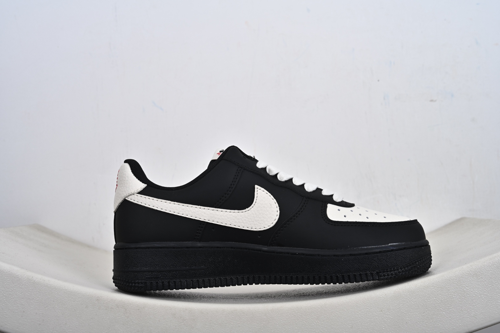 NIKE AIR FORCE 1‘07 LV8 FV3694-104 NIKE AIR FORCE 1‘07 LV8 FV3694-104
