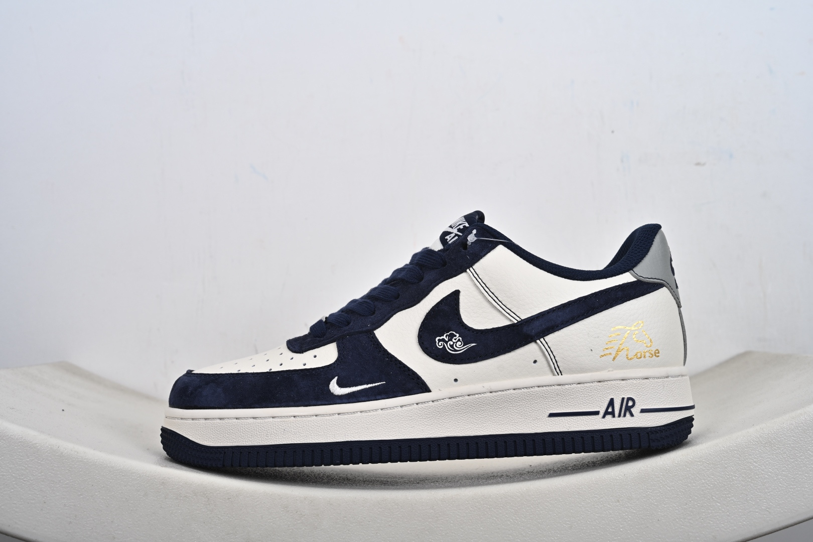 Nike Air Force 1 '07 Low “马年限定-藏蓝跃马” 高端定制米白 + 藏蓝撞色 XD0028-013 Nike Air Force 1 '07 Low “马年限定-藏蓝跃马” 高端定制米白 + 藏蓝撞色 XD0028-013
