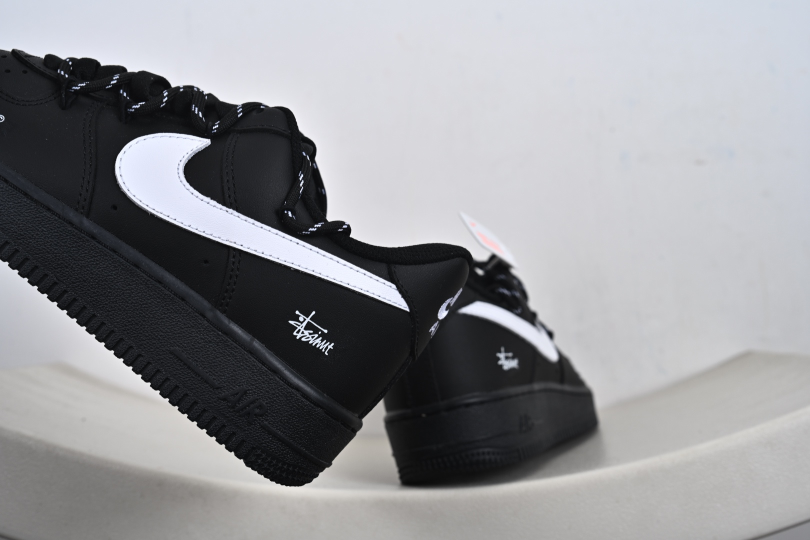“暗序990”订制空军一号板鞋 这款鞋以Nike Air Force 1为基础版型做了定制化设计 FZ0627-010 “暗序990”订制空军一号板鞋 这款鞋以Nike Air Force 1为基础版型做了定制化设计 FZ0627-010
