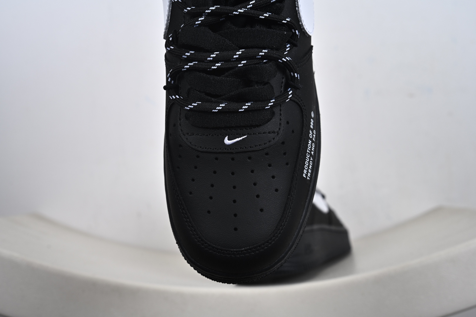 “暗序990”订制空军一号板鞋 这款鞋以Nike Air Force 1为基础版型做了定制化设计 FZ0627-010 “暗序990”订制空军一号板鞋 这款鞋以Nike Air Force 1为基础版型做了定制化设计 FZ0627-010