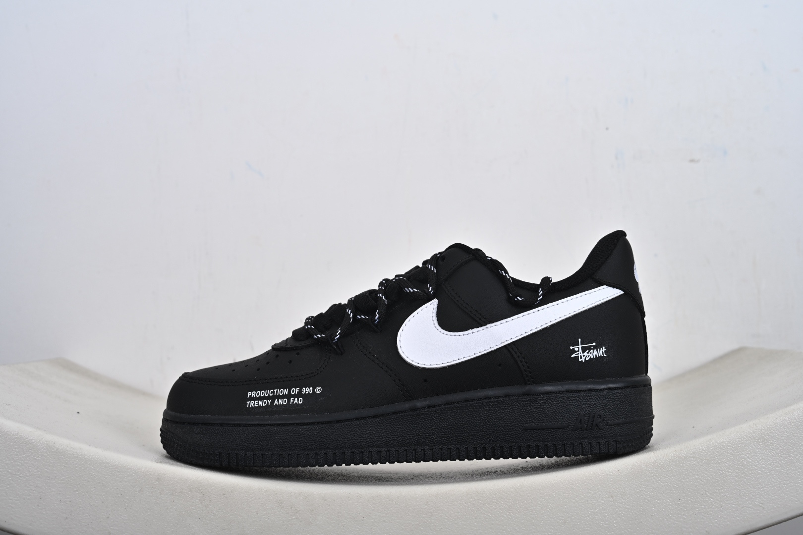 “暗序990”订制空军一号板鞋 这款鞋以Nike Air Force 1为基础版型做了定制化设计 FZ0627-010 “暗序990”订制空军一号板鞋 这款鞋以Nike Air Force 1为基础版型做了定制化设计 FZ0627-010