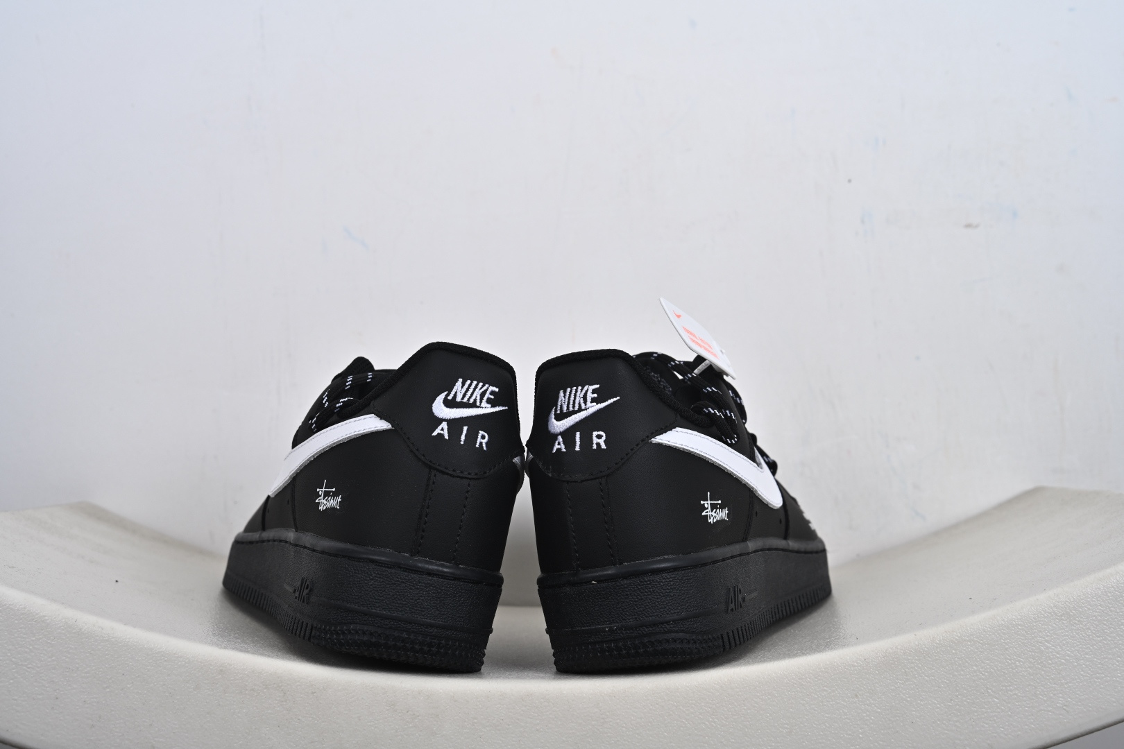 “暗序990”订制空军一号板鞋 这款鞋以Nike Air Force 1为基础版型做了定制化设计 FZ0627-010 “暗序990”订制空军一号板鞋 这款鞋以Nike Air Force 1为基础版型做了定制化设计 FZ0627-010