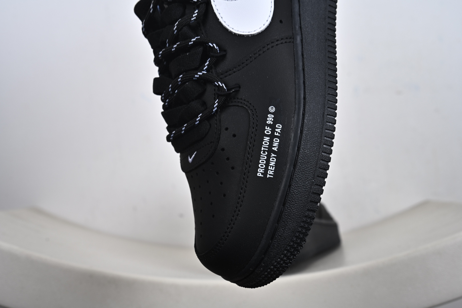 “暗序990”订制空军一号板鞋 这款鞋以Nike Air Force 1为基础版型做了定制化设计 FZ0627-010 “暗序990”订制空军一号板鞋 这款鞋以Nike Air Force 1为基础版型做了定制化设计 FZ0627-010