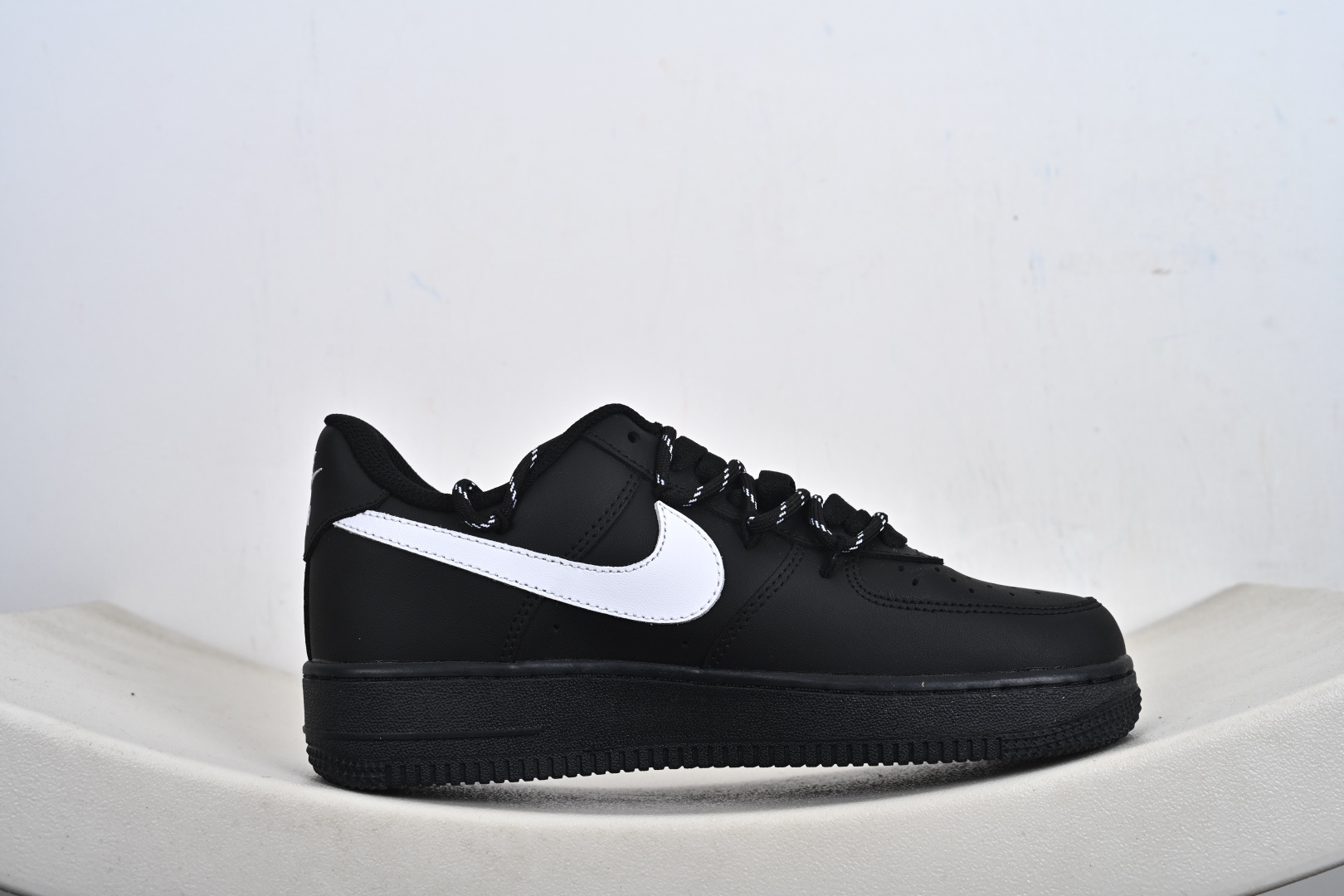 “暗序990”订制空军一号板鞋 这款鞋以Nike Air Force 1为基础版型做了定制化设计 FZ0627-010 “暗序990”订制空军一号板鞋 这款鞋以Nike Air Force 1为基础版型做了定制化设计 FZ0627-010