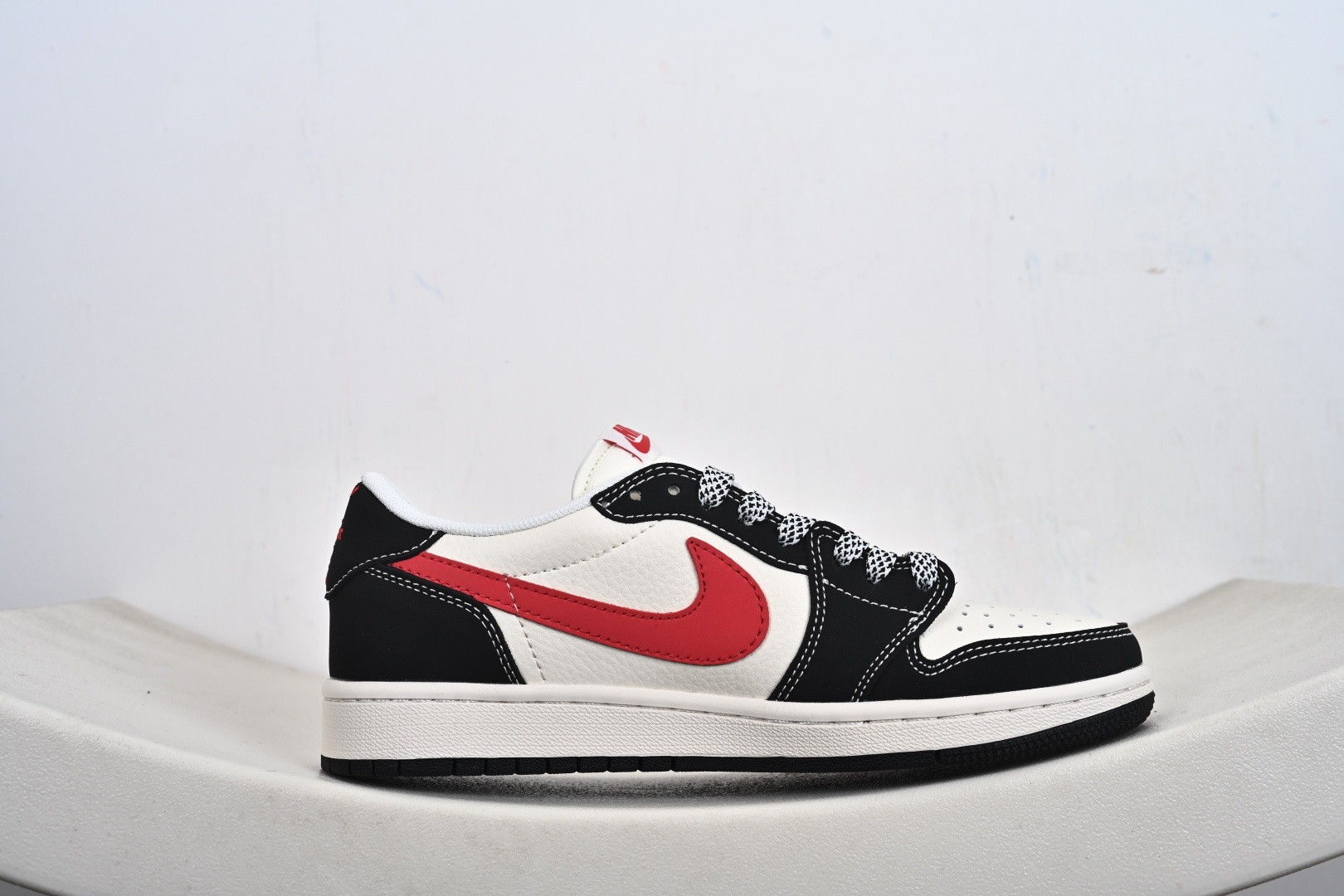 2026马年限定潮流Air Jordan 1 Low 乔丹倒勾 爆款高端定制 MZ9588-825 2026马年限定潮流Air Jordan 1 Low 乔丹倒勾 爆款高端定制 MZ9588-825