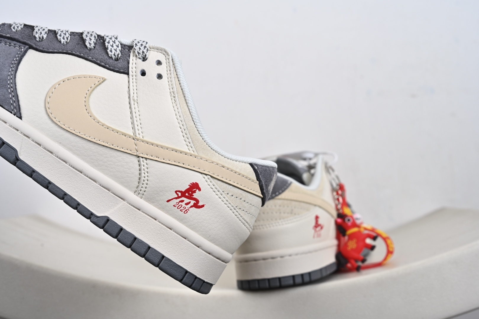 Nike Dunk Low「丙午马年」限定款把新年祥瑞踩在脚下经典Dunk Low迎来2026马年专属 ZH2598-809 Nike Dunk Low「丙午马年」限定款把新年祥瑞踩在脚下经典Dunk Low迎来2026马年专属 ZH2598-809