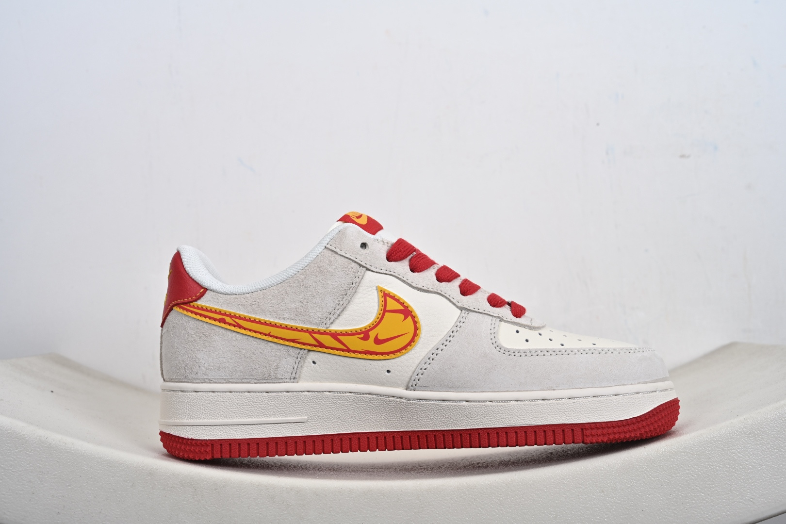 Nk Air Force 1 Low C空军一号低帮休闲板鞋 XT6998-140 Nk Air Force 1 Low C空军一号低帮休闲板鞋 XT6998-140
