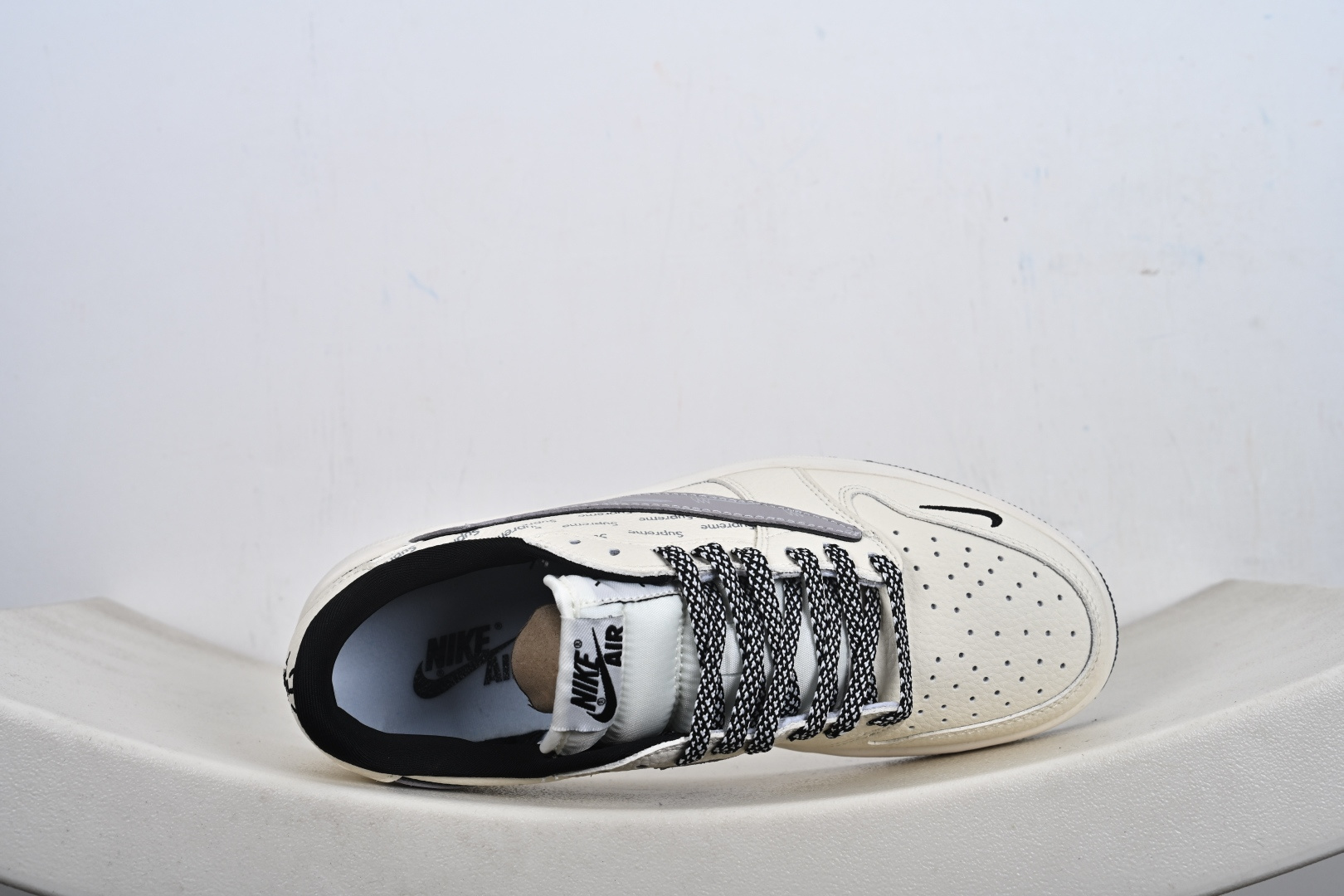 Air Jordan 1联名Supreme太顶了米白色鞋身满印Supreme标识 LD2028-063