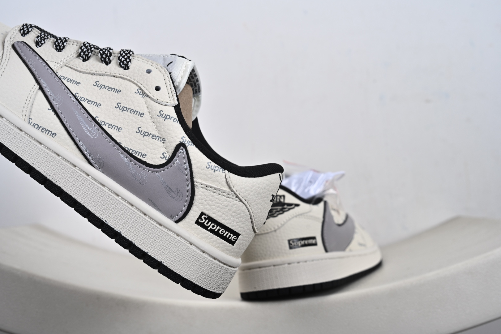 Air Jordan 1联名Supreme太顶了米白色鞋身满印Supreme标识 LD2028-063