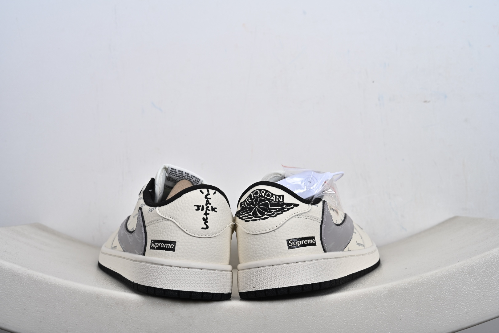 Air Jordan 1联名Supreme太顶了米白色鞋身满印Supreme标识 LD2028-063