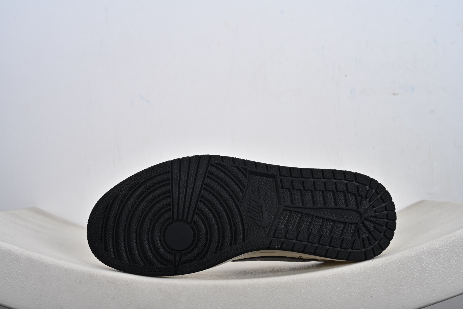 Air Jordan 1联名Supreme太顶了米白色鞋身满印Supreme标识 LD2028-063