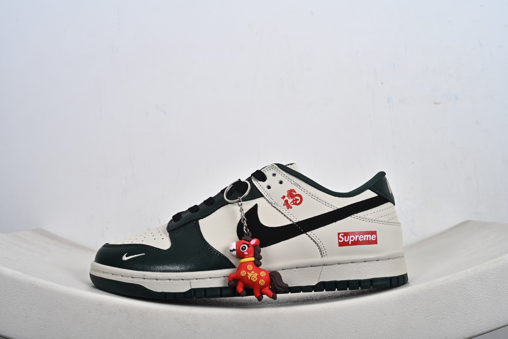 定制版 Nike SB Dunk Low“马年限定——苔绿奶杏” 高端私人定制 低帮休闲板鞋 NH0601-483