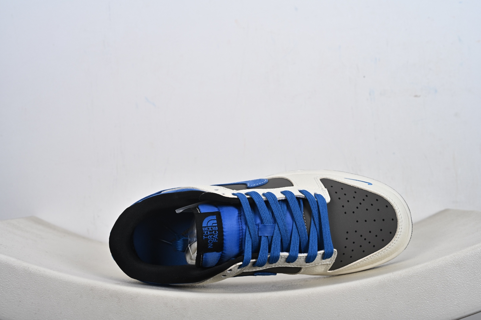 2026新款定制限量发售Nike SB Dunk Low“北面联名限定------白灰蓝麂皮” 白灰蓝三色拼接高级感十足 TX1688-018