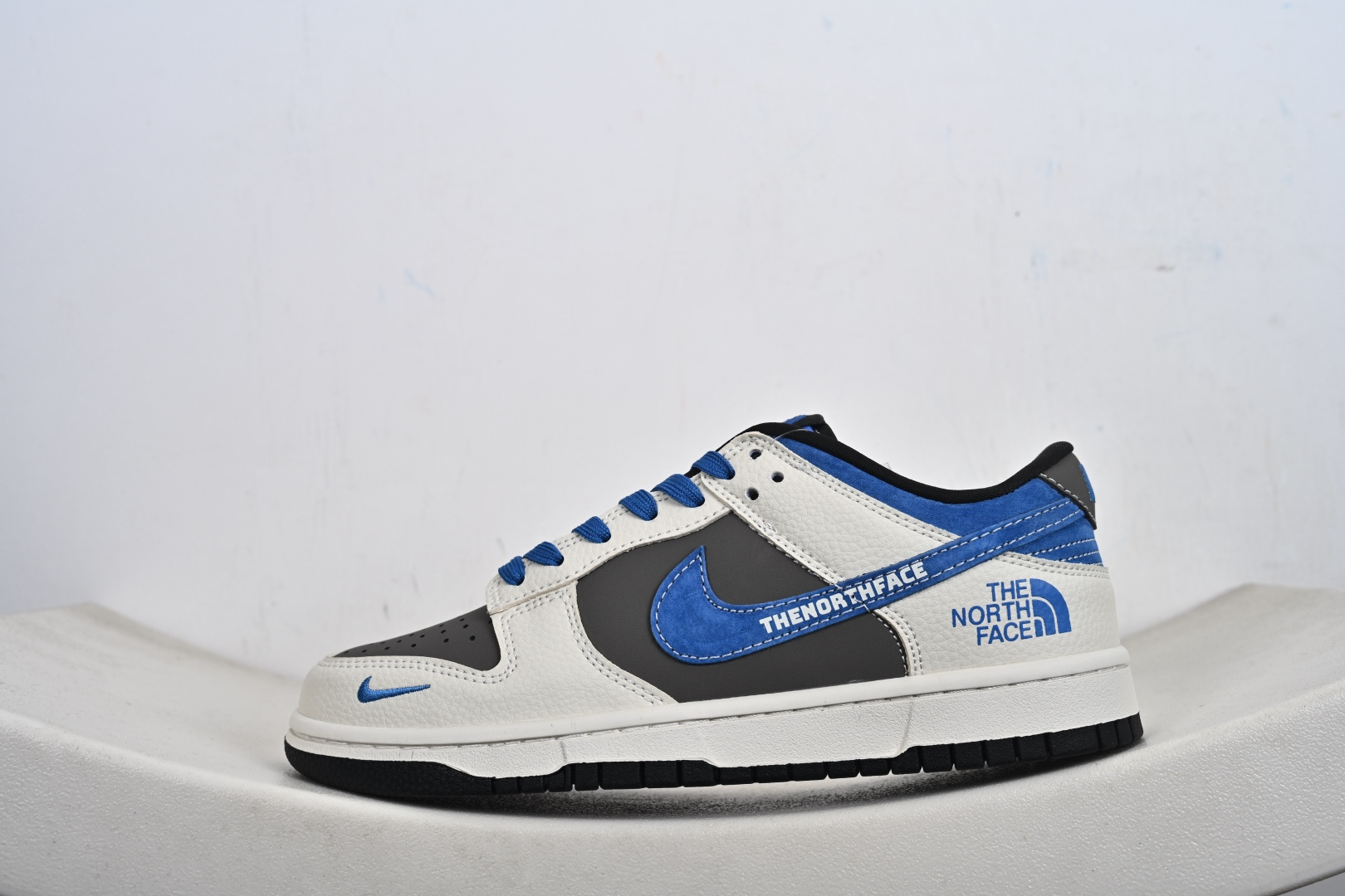 2026新款定制限量发售Nike SB Dunk Low“北面联名限定------白灰蓝麂皮” 白灰蓝三色拼接高级感十足 TX1688-018