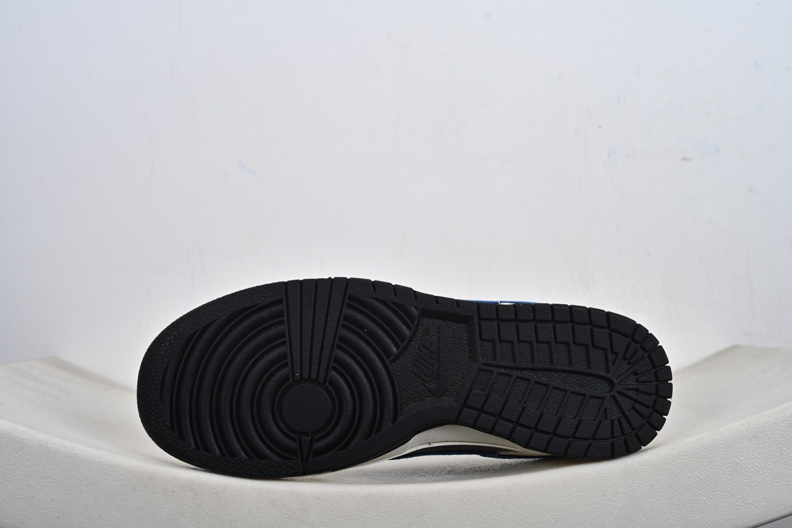 2026新款定制限量发售Nike SB Dunk Low“北面联名限定------白灰蓝麂皮” 白灰蓝三色拼接高级感十足 TX1688-018