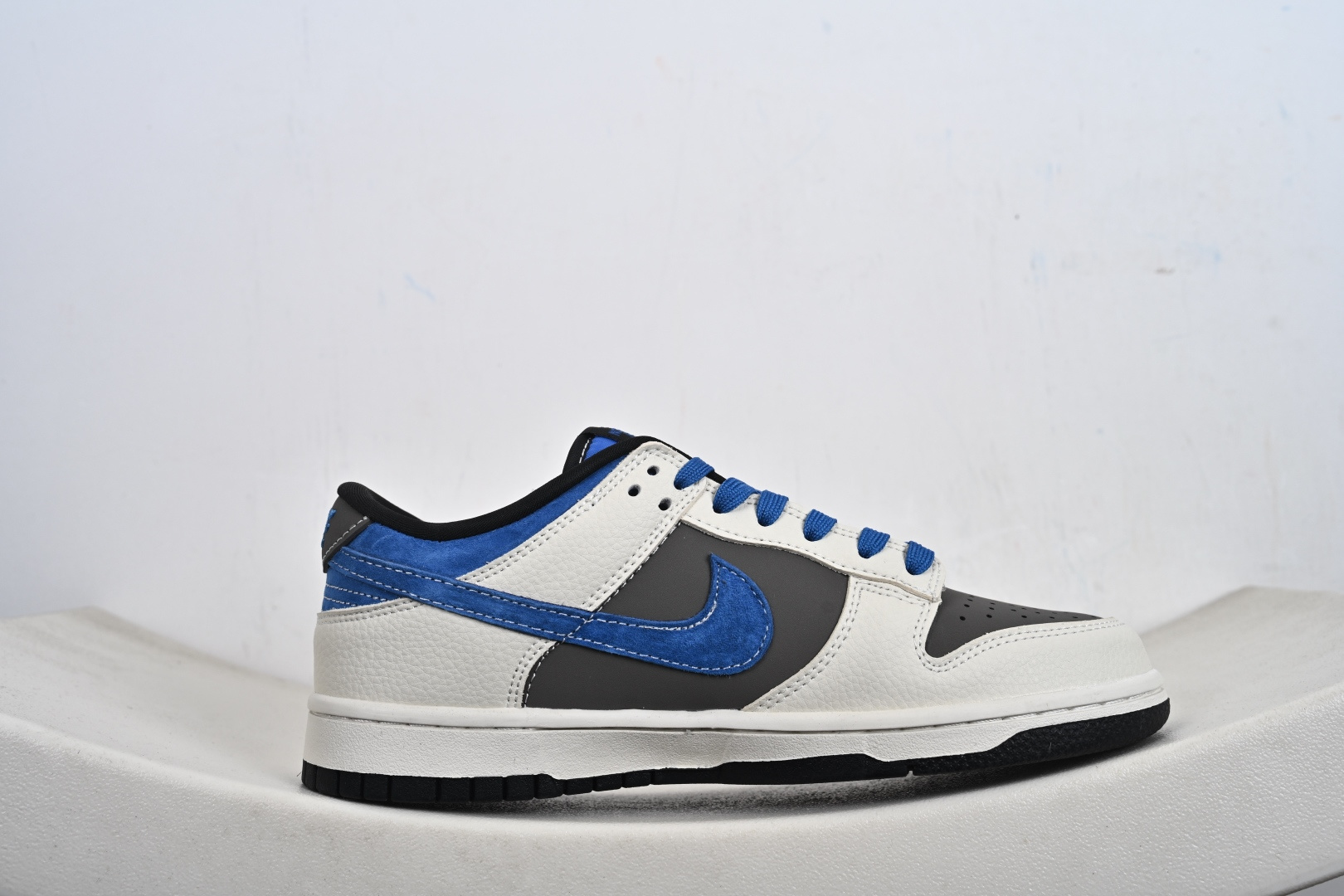 2026新款定制限量发售Nike SB Dunk Low“北面联名限定------白灰蓝麂皮” 白灰蓝三色拼接高级感十足 TX1688-018