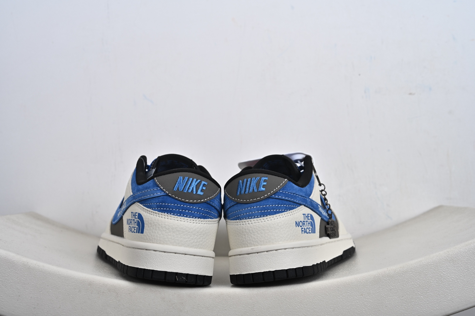 2026新款定制限量发售Nike SB Dunk Low“北面联名限定------白灰蓝麂皮” 白灰蓝三色拼接高级感十足 TX1688-018