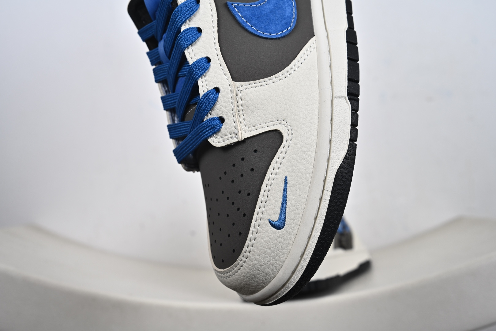 2026新款定制限量发售Nike SB Dunk Low“北面联名限定------白灰蓝麂皮” 白灰蓝三色拼接高级感十足 TX1688-018