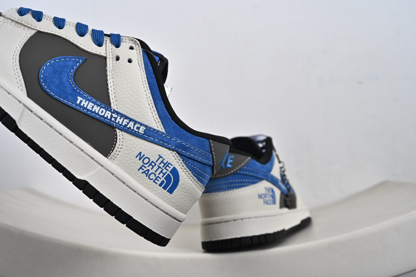 2026新款定制限量发售Nike SB Dunk Low“北面联名限定------白灰蓝麂皮” 白灰蓝三色拼接高级感十足 TX1688-018