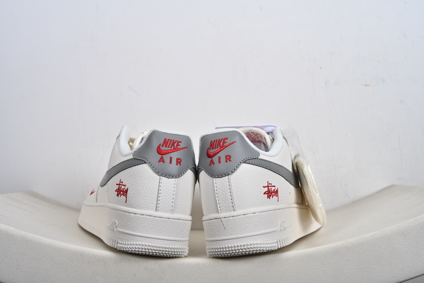 240 潮圈顶流联名炸场!AF1联手Stussy+Supreme玩转出圈设计白灰红撞色瞬间抓住眼球 MM3399-803-Chinese UA Cheap High Quatity Brand Clothes Bags handbags Sneakers wholesale wholesaler seller from China Factory suppliers Fashion Clothing Shoes best Quality Beautiful Price 240 潮圈顶流联名炸场!AF1联手Stussy+Supreme玩转出圈设计白灰红撞色瞬间抓住眼球 MM3399-803
