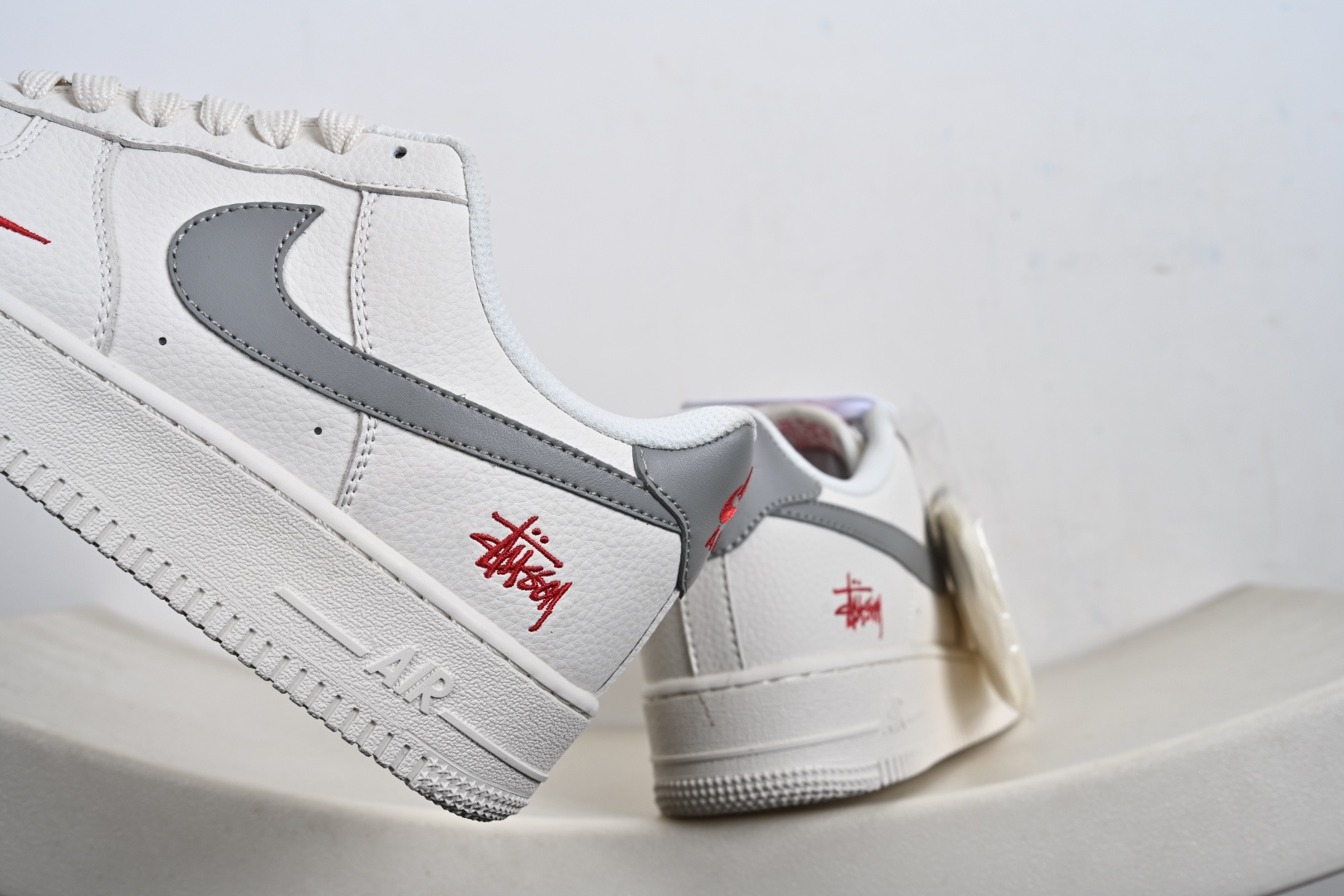 240 潮圈顶流联名炸场!AF1联手Stussy+Supreme玩转出圈设计白灰红撞色瞬间抓住眼球 MM3399-803-Chinese UA Cheap High Quatity Brand Clothes Bags handbags Sneakers wholesale wholesaler seller from China Factory suppliers Fashion Clothing Shoes best Quality Beautiful Price 240 潮圈顶流联名炸场!AF1联手Stussy+Supreme玩转出圈设计白灰红撞色瞬间抓住眼球 MM3399-803