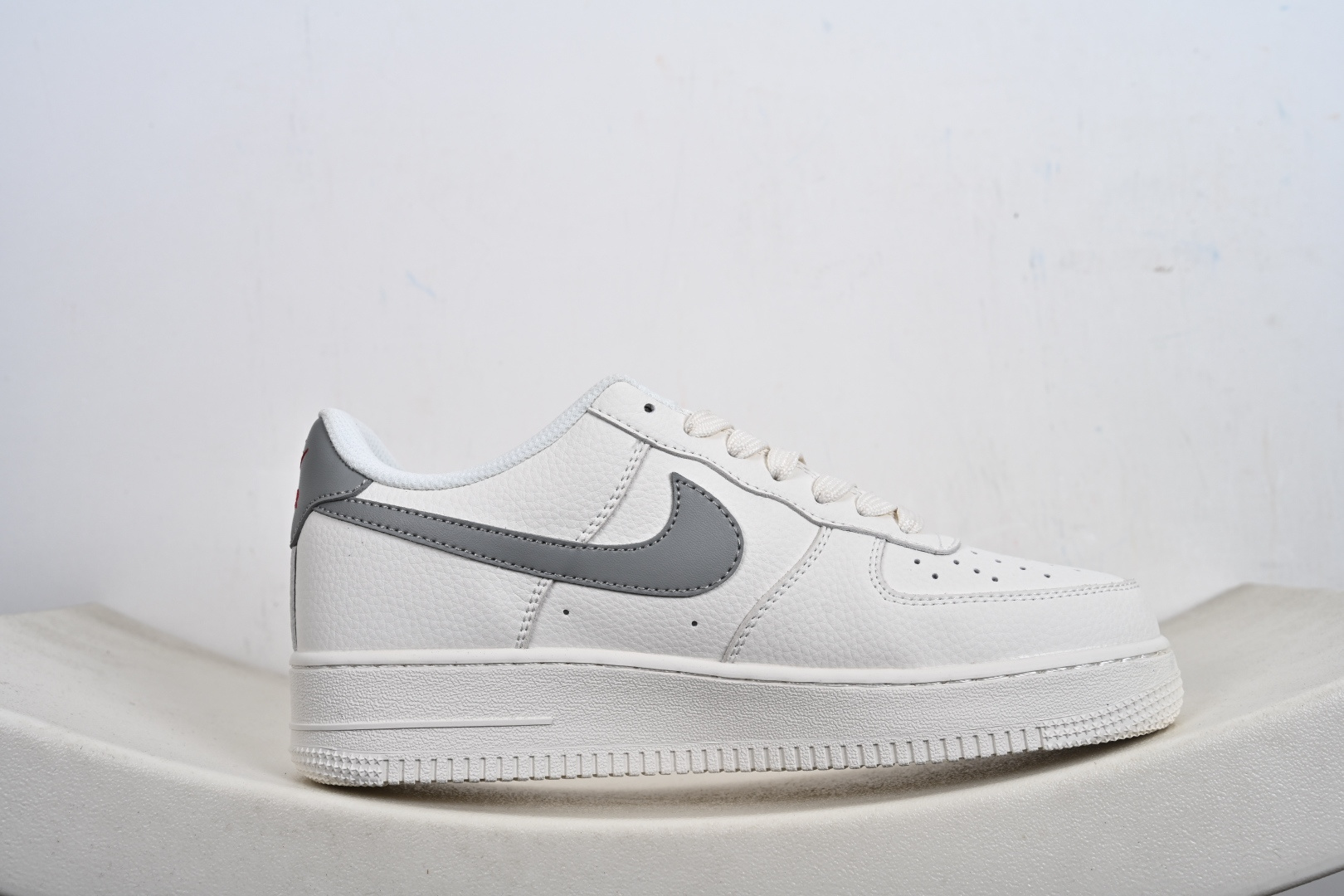 240 潮圈顶流联名炸场!AF1联手Stussy+Supreme玩转出圈设计白灰红撞色瞬间抓住眼球 MM3399-803-Chinese UA Cheap High Quatity Brand Clothes Bags handbags Sneakers wholesale wholesaler seller from China Factory suppliers Fashion Clothing Shoes best Quality Beautiful Price 240 潮圈顶流联名炸场!AF1联手Stussy+Supreme玩转出圈设计白灰红撞色瞬间抓住眼球 MM3399-803