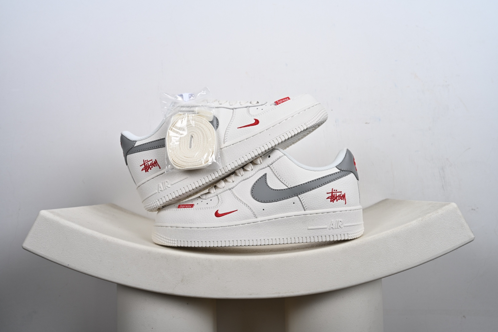 240 潮圈顶流联名炸场!AF1联手Stussy+Supreme玩转出圈设计白灰红撞色瞬间抓住眼球 MM3399-803-Chinese UA Cheap High Quatity Brand Clothes Bags handbags Sneakers wholesale wholesaler seller from China Factory suppliers Fashion Clothing Shoes best Quality Beautiful Price 240 潮圈顶流联名炸场!AF1联手Stussy+Supreme玩转出圈设计白灰红撞色瞬间抓住眼球 MM3399-803