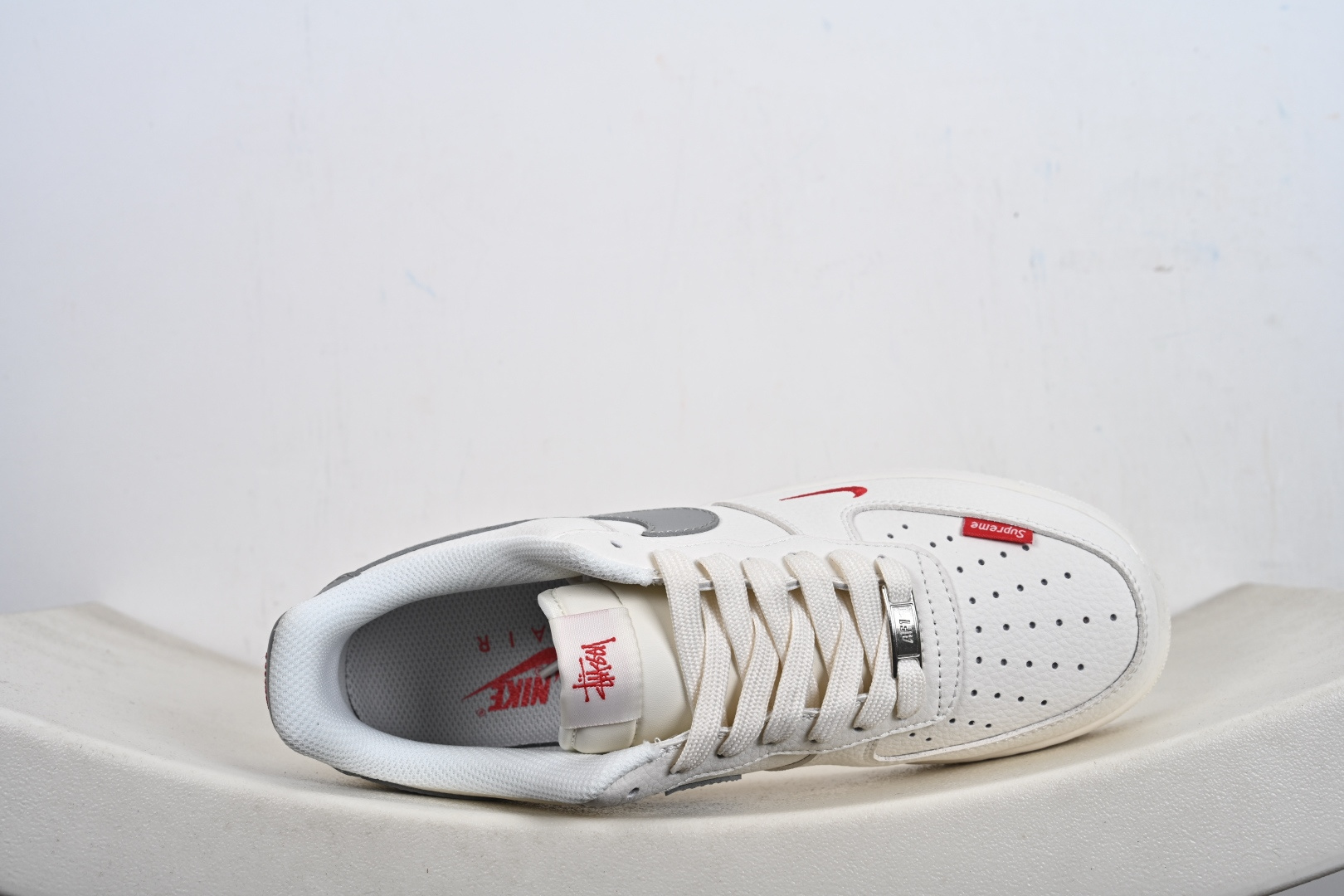 240 潮圈顶流联名炸场!AF1联手Stussy+Supreme玩转出圈设计白灰红撞色瞬间抓住眼球 MM3399-803-Chinese UA Cheap High Quatity Brand Clothes Bags handbags Sneakers wholesale wholesaler seller from China Factory suppliers Fashion Clothing Shoes best Quality Beautiful Price 240 潮圈顶流联名炸场!AF1联手Stussy+Supreme玩转出圈设计白灰红撞色瞬间抓住眼球 MM3399-803