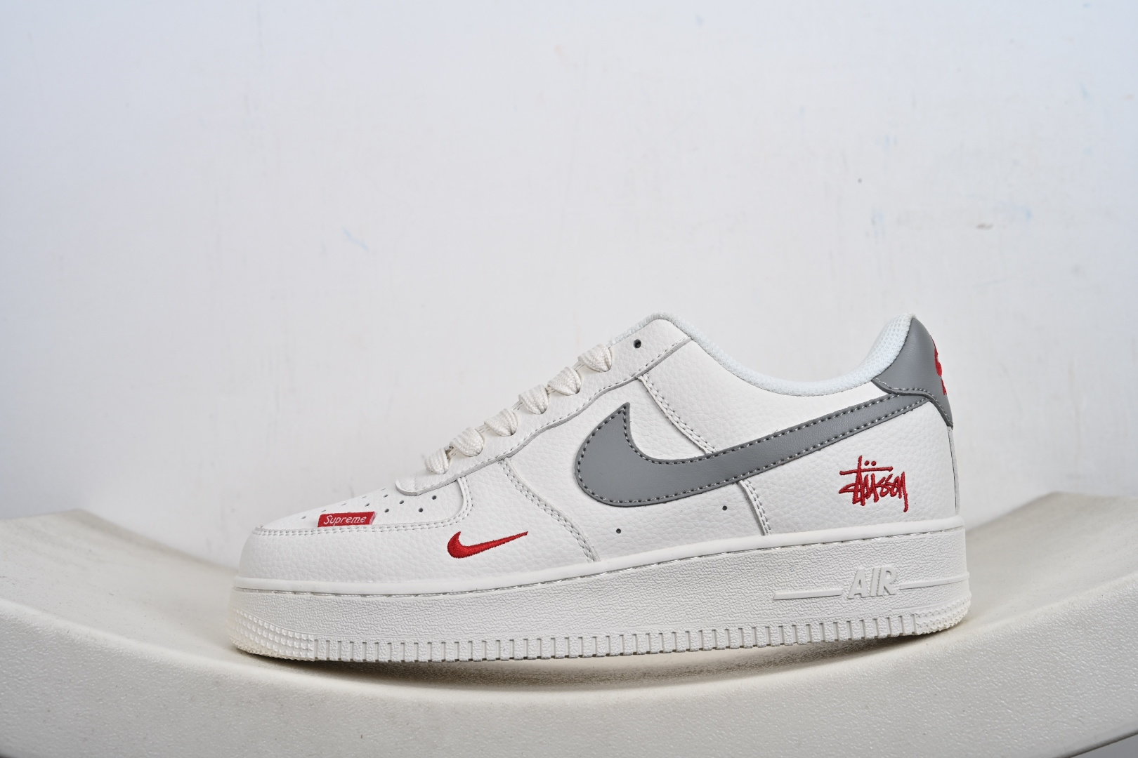 240 潮圈顶流联名炸场!AF1联手Stussy+Supreme玩转出圈设计白灰红撞色瞬间抓住眼球 MM3399-803-Chinese UA Cheap High Quatity Brand Clothes Bags handbags Sneakers wholesale wholesaler seller from China Factory suppliers Fashion Clothing Shoes best Quality Beautiful Price 240 潮圈顶流联名炸场!AF1联手Stussy+Supreme玩转出圈设计白灰红撞色瞬间抓住眼球 MM3399-803