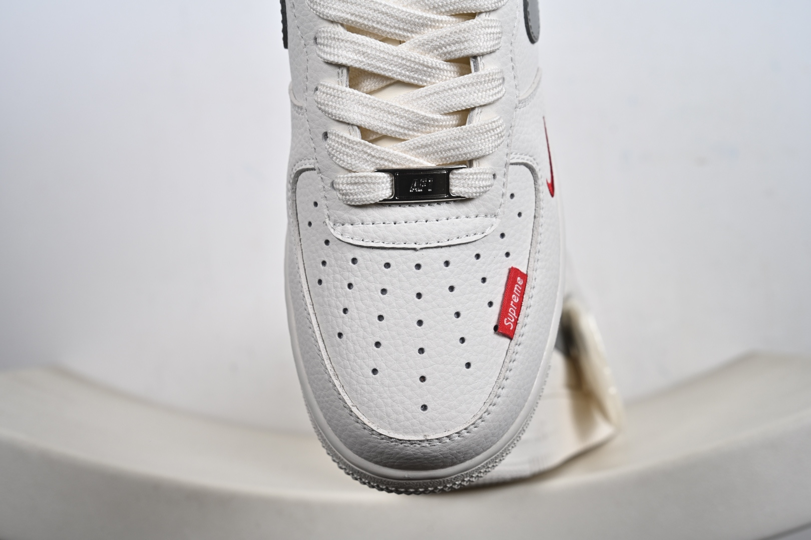 240 潮圈顶流联名炸场!AF1联手Stussy+Supreme玩转出圈设计白灰红撞色瞬间抓住眼球 MM3399-803-Chinese UA Cheap High Quatity Brand Clothes Bags handbags Sneakers wholesale wholesaler seller from China Factory suppliers Fashion Clothing Shoes best Quality Beautiful Price 240 潮圈顶流联名炸场!AF1联手Stussy+Supreme玩转出圈设计白灰红撞色瞬间抓住眼球 MM3399-803