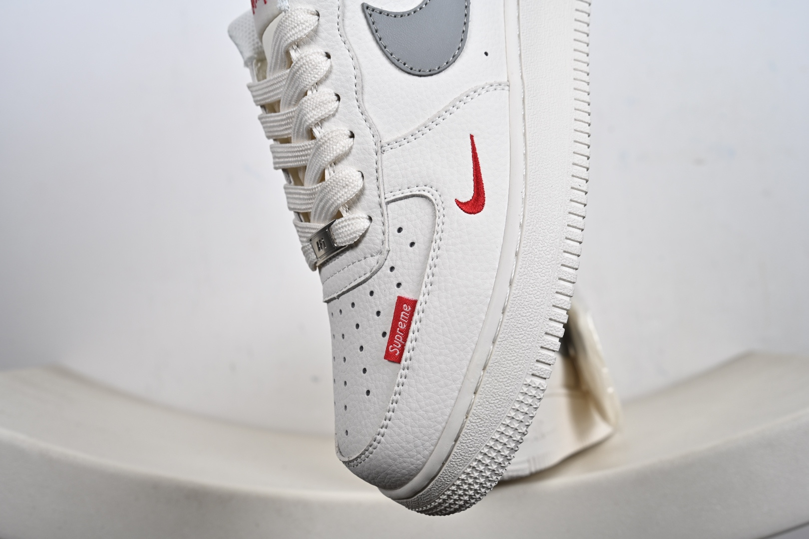 240 潮圈顶流联名炸场!AF1联手Stussy+Supreme玩转出圈设计白灰红撞色瞬间抓住眼球 MM3399-803-Chinese UA Cheap High Quatity Brand Clothes Bags handbags Sneakers wholesale wholesaler seller from China Factory suppliers Fashion Clothing Shoes best Quality Beautiful Price 240 潮圈顶流联名炸场!AF1联手Stussy+Supreme玩转出圈设计白灰红撞色瞬间抓住眼球 MM3399-803