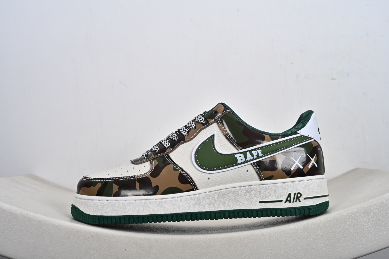 本地💰250支持放店
【定制版】Nike Air Force 1 Low × BAPE联名款SY1388-032重磅来袭!
采用头层皮质拼接迷彩印花材质,质感与颜值双重在线;标志性Swoosh融入BAPE品牌元素,XX潮标加持,设计感拉满。经典Air气垫中底,兼顾缓震性能与穿着舒适度,日常出行、街头出片都适配。白绿迷彩的配色方案不挑穿搭,百搭属性拉满,是潮鞋收藏者与穿搭爱好者的不二之选,入手这双,解锁属于你的潮流新姿态!
码数:36-45带半码-K-F2
