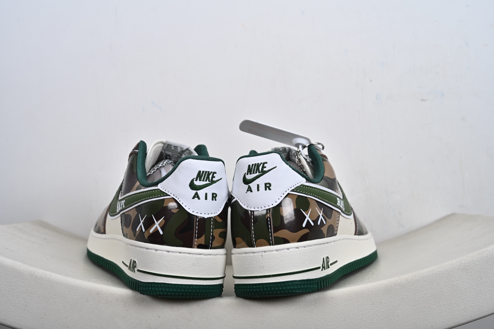 本地💰250支持放店
【定制版】Nike Air Force 1 Low × BAPE联名款SY1388-032重磅来袭!
采用头层皮质拼接迷彩印花材质,质感与颜值双重在线;标志性Swoosh融入BAPE品牌元素,XX潮标加持,设计感拉满。经典Air气垫中底,兼顾缓震性能与穿着舒适度,日常出行、街头出片都适配。白绿迷彩的配色方案不挑穿搭,百搭属性拉满,是潮鞋收藏者与穿搭爱好者的不二之选,入手这双,解锁属于你的潮流新姿态!
码数:36-45带半码-K-F2