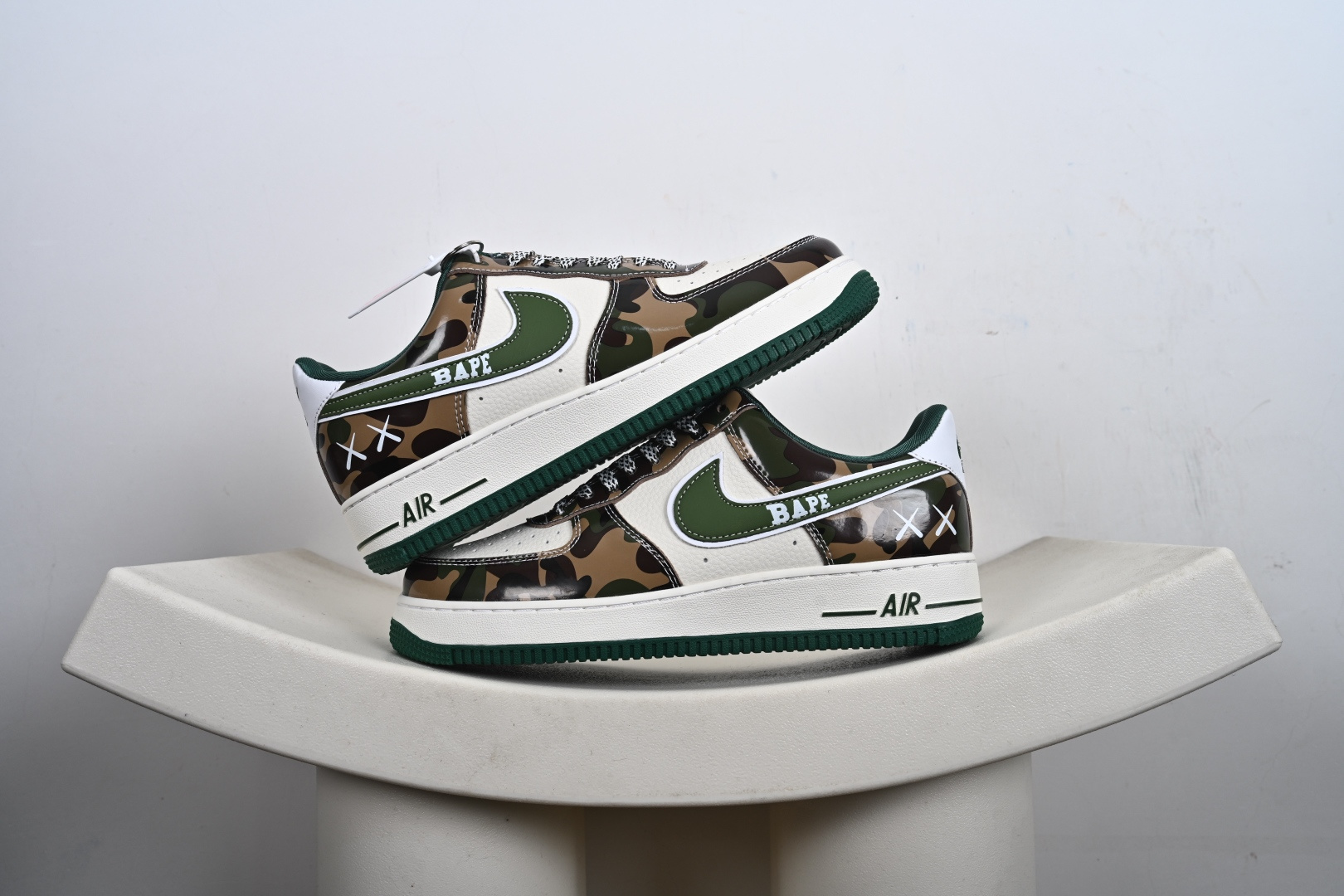 本地💰250支持放店
【定制版】Nike Air Force 1 Low × BAPE联名款SY1388-032重磅来袭！
采用头层皮质拼接迷彩印花材质，质感与颜值双重在线；标志性Swoosh融入BAPE品牌元素，XX潮标加持，设计感拉满。经典Air气垫中底，兼顾缓震性能与穿着舒适度，日常出行、街头出片都适配。白绿迷彩的配色方案不挑穿搭，百搭属性拉满，是潮鞋收藏者与穿搭爱好者的不二之选，入手这双，解锁属于你的潮流新姿态！
码数：36-45带半码-K-F2