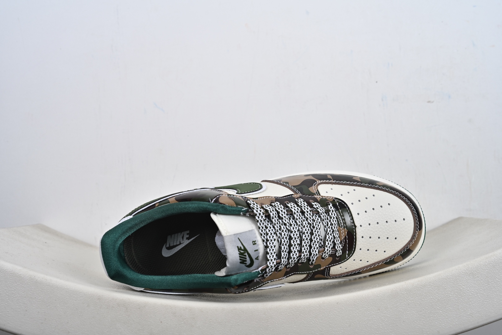 本地💰250支持放店
【定制版】Nike Air Force 1 Low × BAPE联名款SY1388-032重磅来袭!
采用头层皮质拼接迷彩印花材质,质感与颜值双重在线;标志性Swoosh融入BAPE品牌元素,XX潮标加持,设计感拉满。经典Air气垫中底,兼顾缓震性能与穿着舒适度,日常出行、街头出片都适配。白绿迷彩的配色方案不挑穿搭,百搭属性拉满,是潮鞋收藏者与穿搭爱好者的不二之选,入手这双,解锁属于你的潮流新姿态!
码数:36-45带半码-K-F2