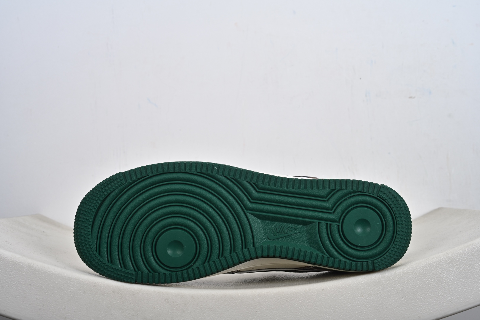 本地💰250支持放店
【定制版】Nike Air Force 1 Low × BAPE联名款SY1388-032重磅来袭!
采用头层皮质拼接迷彩印花材质,质感与颜值双重在线;标志性Swoosh融入BAPE品牌元素,XX潮标加持,设计感拉满。经典Air气垫中底,兼顾缓震性能与穿着舒适度,日常出行、街头出片都适配。白绿迷彩的配色方案不挑穿搭,百搭属性拉满,是潮鞋收藏者与穿搭爱好者的不二之选,入手这双,解锁属于你的潮流新姿态!
码数:36-45带半码-K-F2