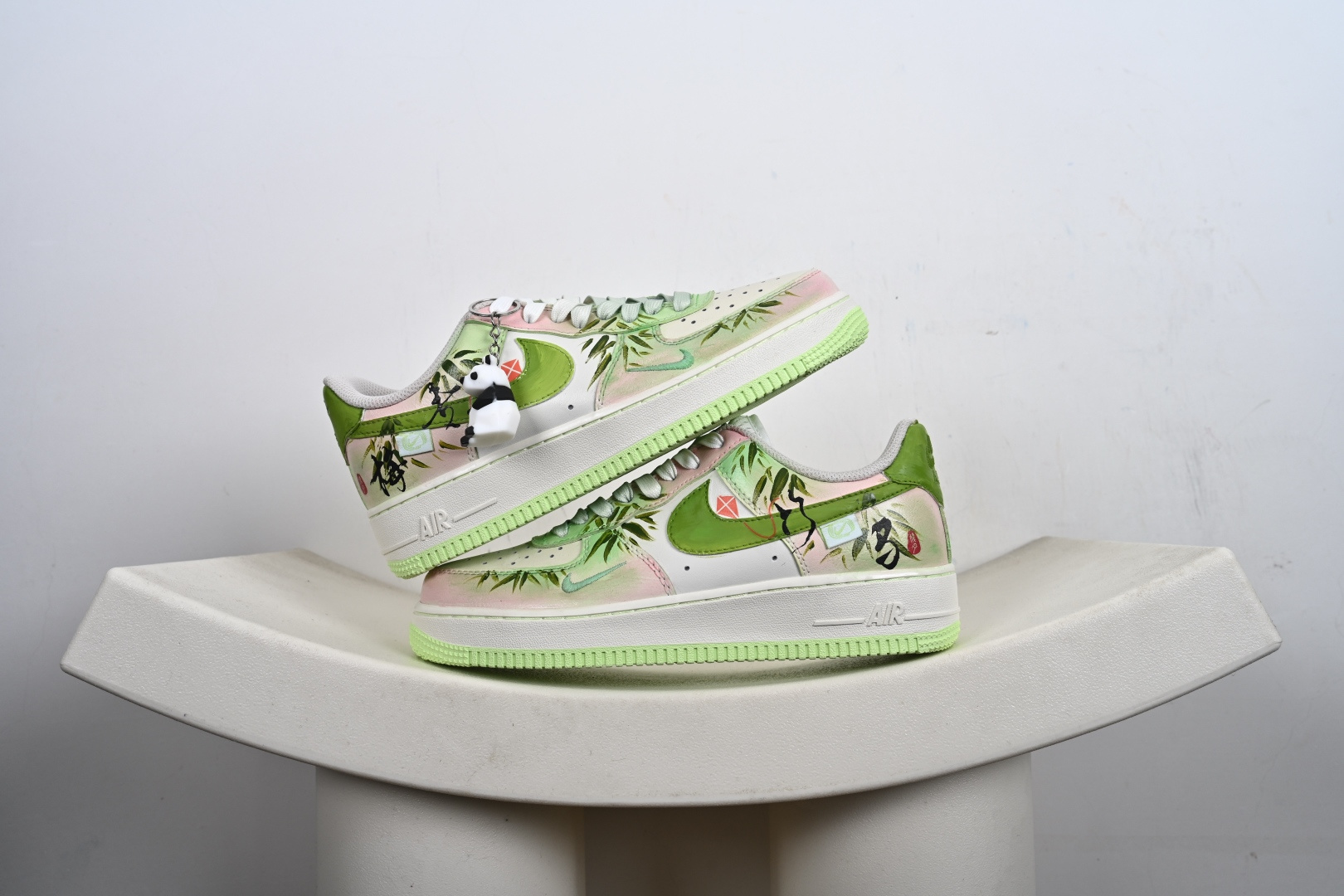 本地💰250支持放店
【定制版】手绘涂鸦 马年情人节限定“青梅竹马”Nike Air Force 1  “Childhood Sweethearts”空军一号定制板鞋 
  “青梅竹马” 是马年情人节限定款，以清新的青竹元素为核心设计灵感：鞋身融合淡绿、浅粉渐变皮革，搭配手绘竹枝纹理，鞋侧 “竹马” 书法字样 + 红色印章细节，呼应 “青梅竹马” 的浪漫意象。半透明 Swoosh 与淡绿中底相衬，既保留了经典鞋型的质感
货号：FB1839-515
SIZE: 36 36.5 37.5 38 38.5 39 40 40.5 41 42 42.5 43 44 44.5 45-K-F2