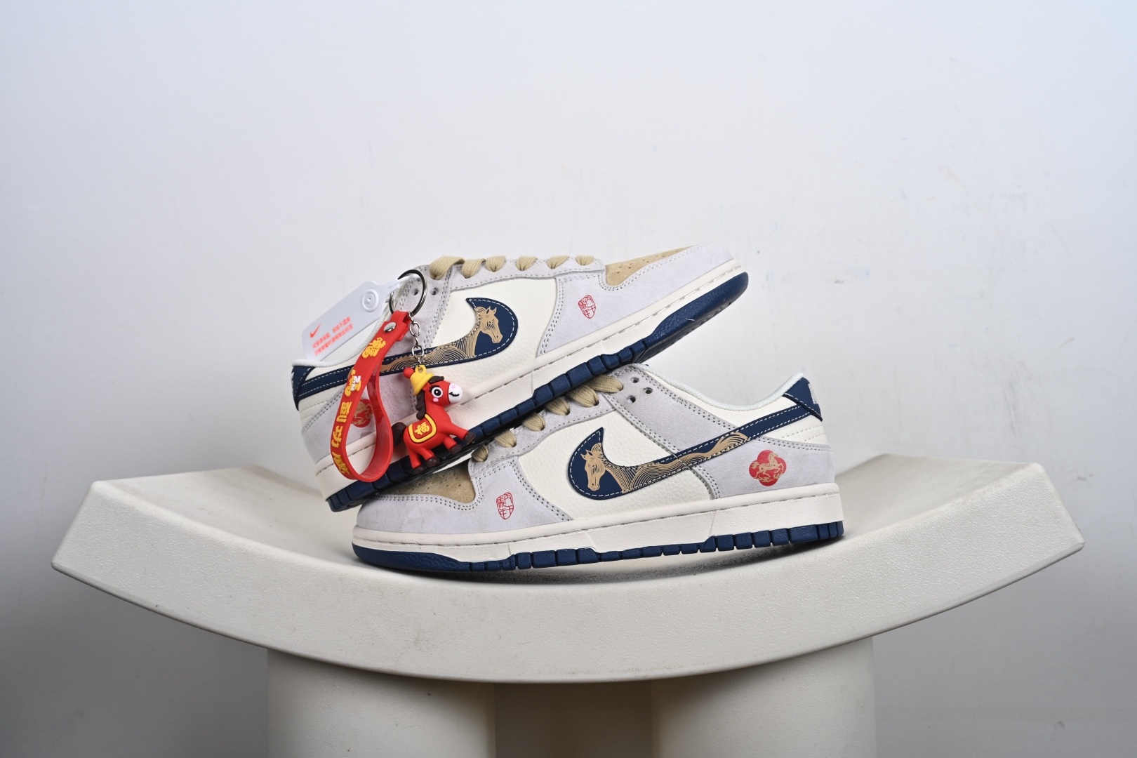 240 Nike Dunk Low 2026 丙午马年限定款 标识融入马形图案 LX1988-812-Chinese UA Cheap High Quatity Brand Clothes Bags handbags Sneakers wholesale wholesaler seller from China Factory suppliers Fashion Clothing Shoes best Quality Beautiful Price 240 Nike Dunk Low 2026 丙午马年限定款 标识融入马形图案 LX1988-812